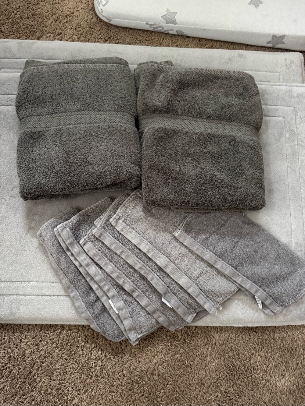 2 grey towels and 4 washcloths